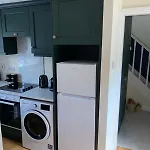 Surveyors House Apt, Westport, Lovely 2 Bed 2 Bath شقة *